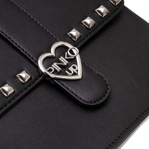 Dettaglio logo cuore metallico e borchie su borsa nera