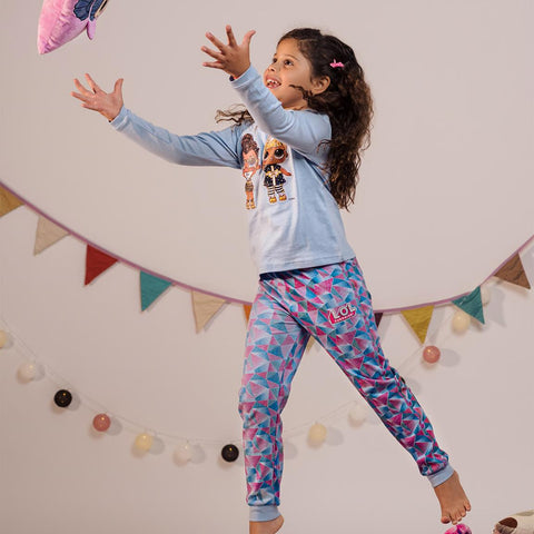 Pigiama lungo azzurro con personaggi; pantaloni fantasia triangoli colorati