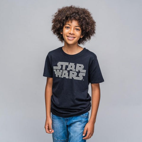 T-shirt nera con scritta Star Wars in pixel, indossata da bambino