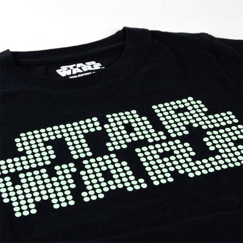 Dettaglio scritta in pixel verde luminoso su t-shirt nera
