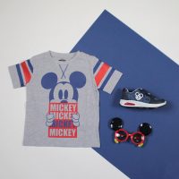 T-shirt grigia Topolino piegata con accessori a tema Mickey