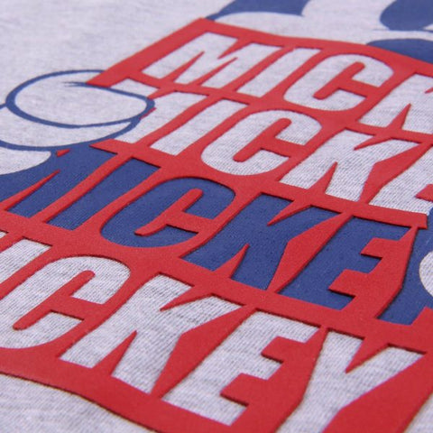 Dettaglio stampa Mickey su t-shirt grigia con scritte rosse e blu