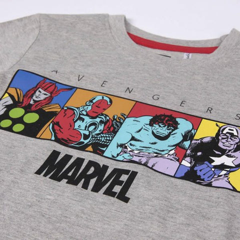 Dettaglio scollo e stampa pop-art Marvel Avengers su maglietta manica lunga grigia