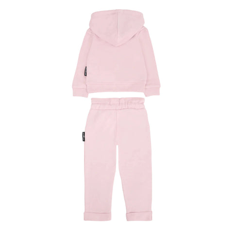 Completo per neonata rosa visto da dietro, con felpa con cappuccio e pantaloni dal fondo risvoltato.
